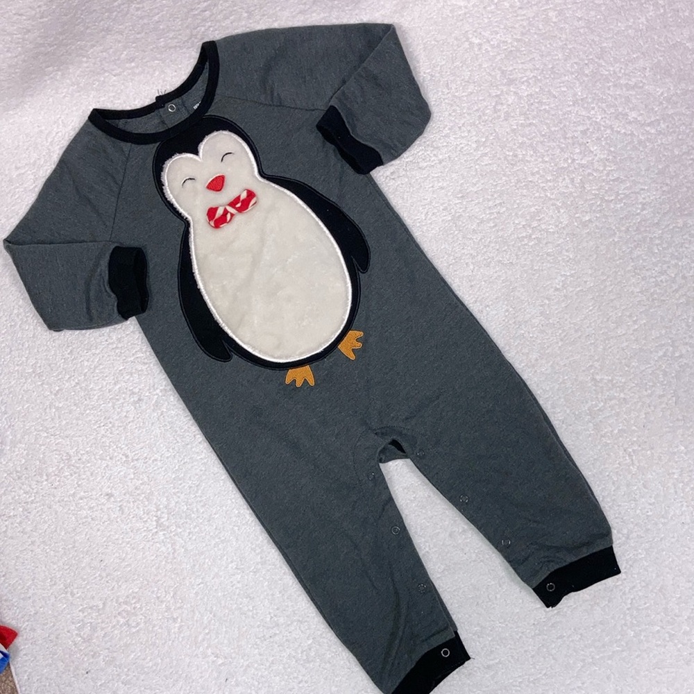 5/$20 holiday time grey penguin romper 18m